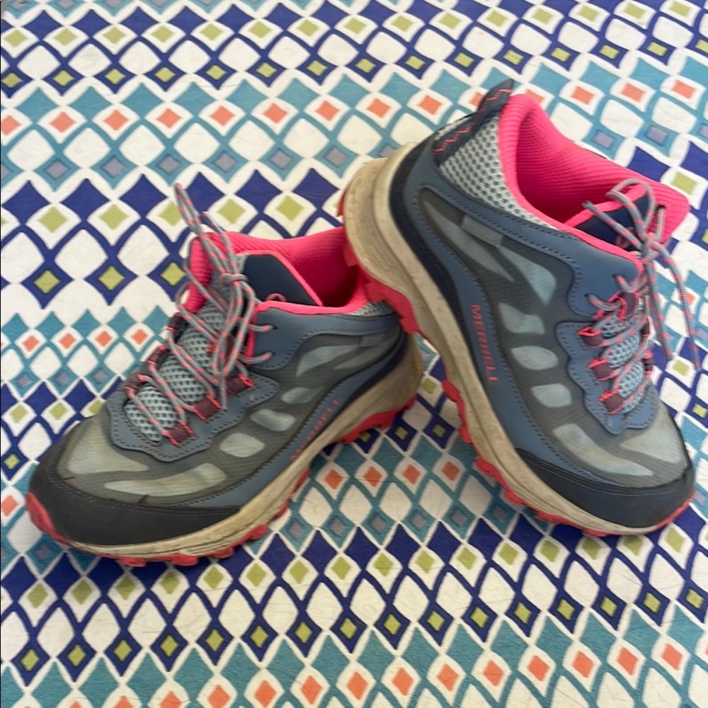 Girls Merrell Hiking Shoes in Gray and Pink sz 2